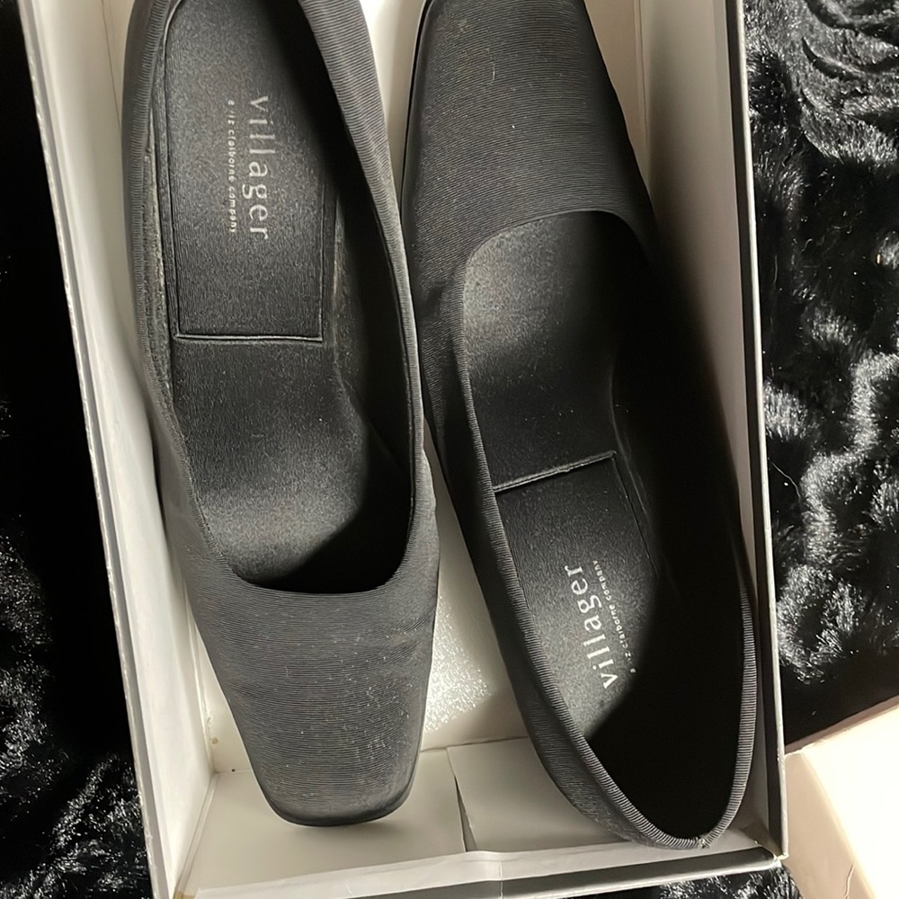 Villager - a Liz Claiborne company black heel grosgrain material size 8